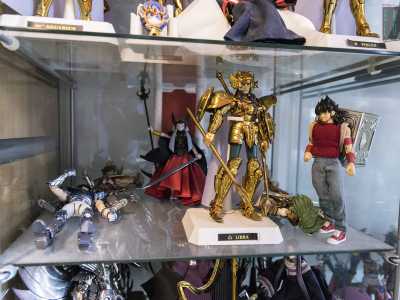 Pegasus, la sua prima action figure in assoluto: il personaggio dei "Cavalieri dello zodiaco", con un grande zaino cubico sulle spalle, � posizionato alla destra di altre figure del noto cartone animato